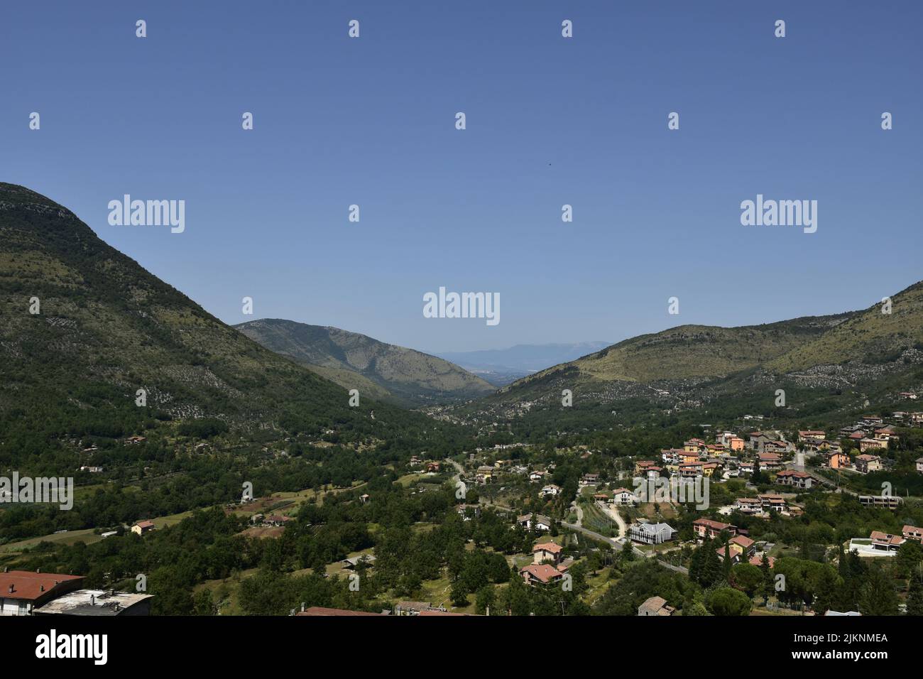 Der blaue Himmel über den grünen Hügeln von Vallecorsa aus gesehen, einem Dorf in der Region Latium in Italien Stockfoto