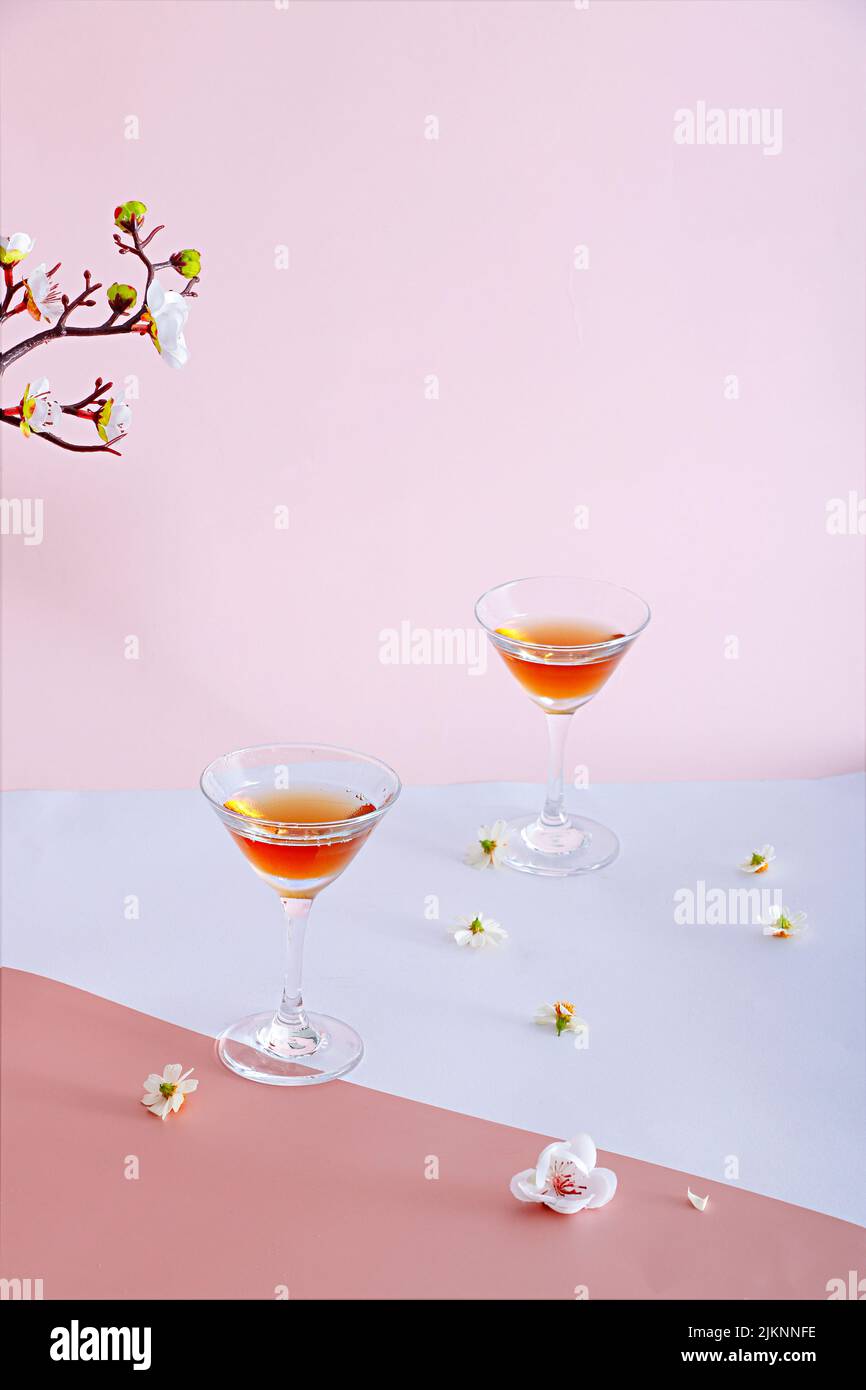 Eine vertikale Aufnahme von Cocktails auf dem rosa Hintergrund Stockfoto