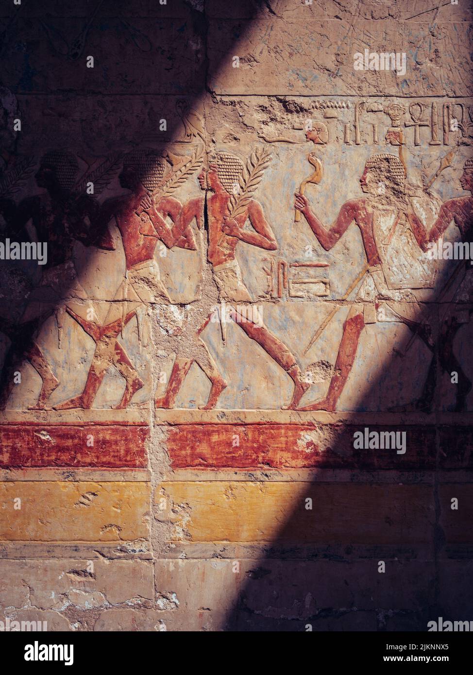 Nahaufnahme eines alten Gemäldes mit Basreliefs, die in Ägypten an der Wand entstanden sind Stockfoto