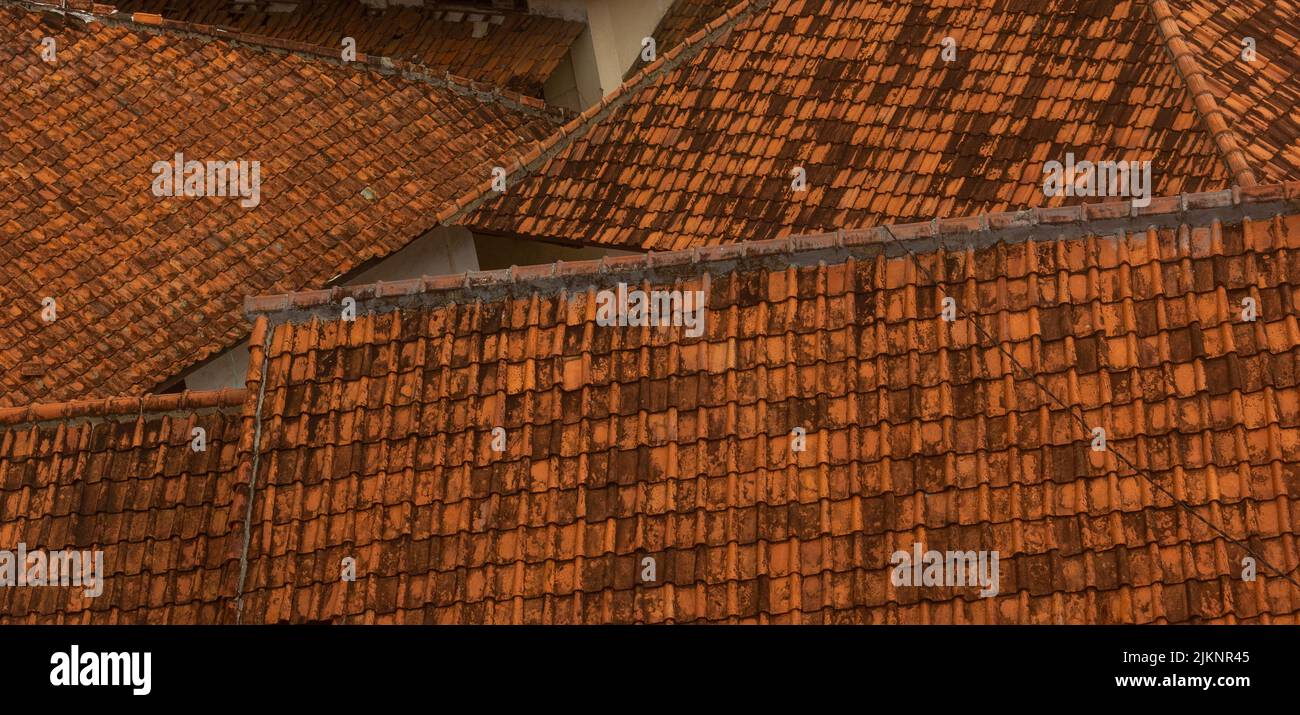 Ein hoher Winkel eines Dachs eines Gebäudes mit braunen Fliesen in Deutschland Stockfoto