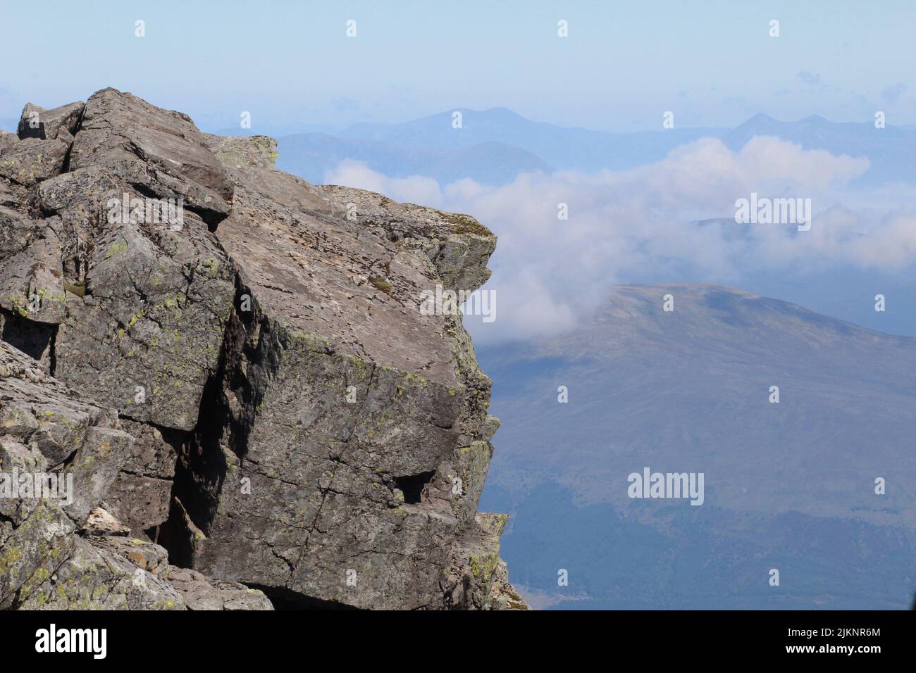 Eine Nahaufnahme einer felsigen Klippe auf einem Hintergrund von Hügeln Stockfoto