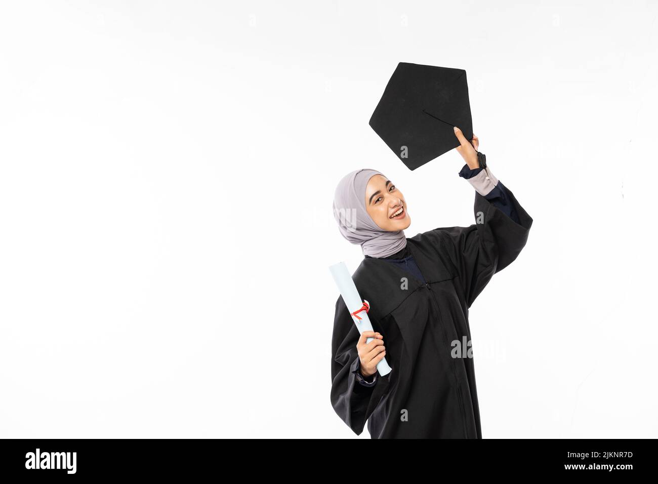 Junge muslimische Studentin mit einem schwarzen Brett Stockfoto