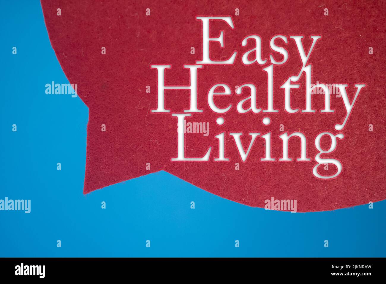 Sprechblase vor farbigem Hintergrund mit Easy Healthy Living-Text. Stockfoto