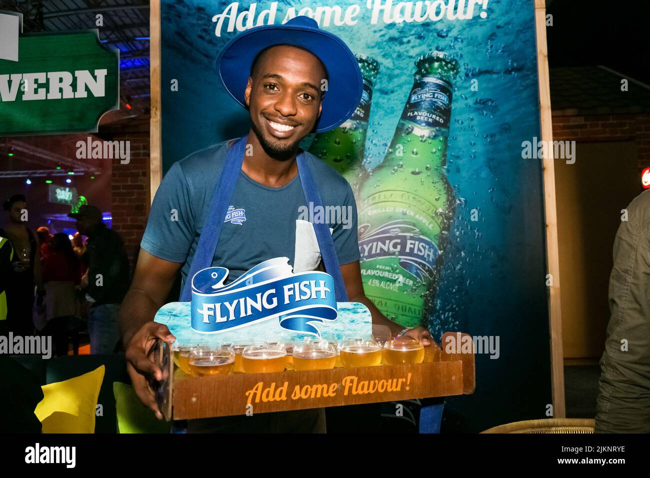 Ein afrikanischer männlicher Kellner hält Getränkeablett für Gäste bei einer Party in Johannesburg, Südafrika Stockfoto