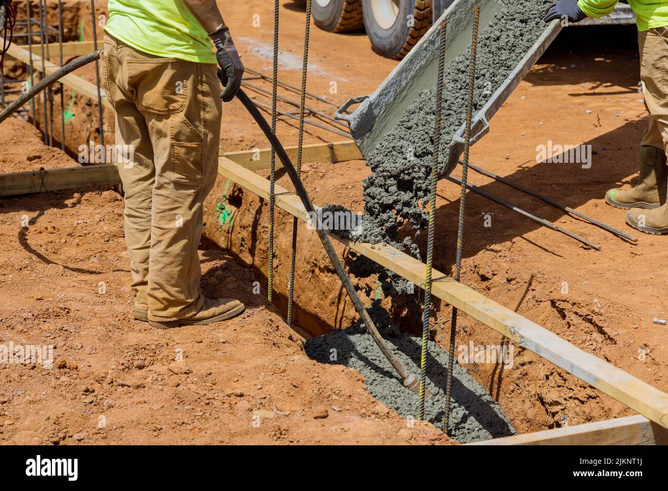 Bau eines Hauses durch das Ausgießen von Betongräben auf einem soliden Fundament Stockfoto