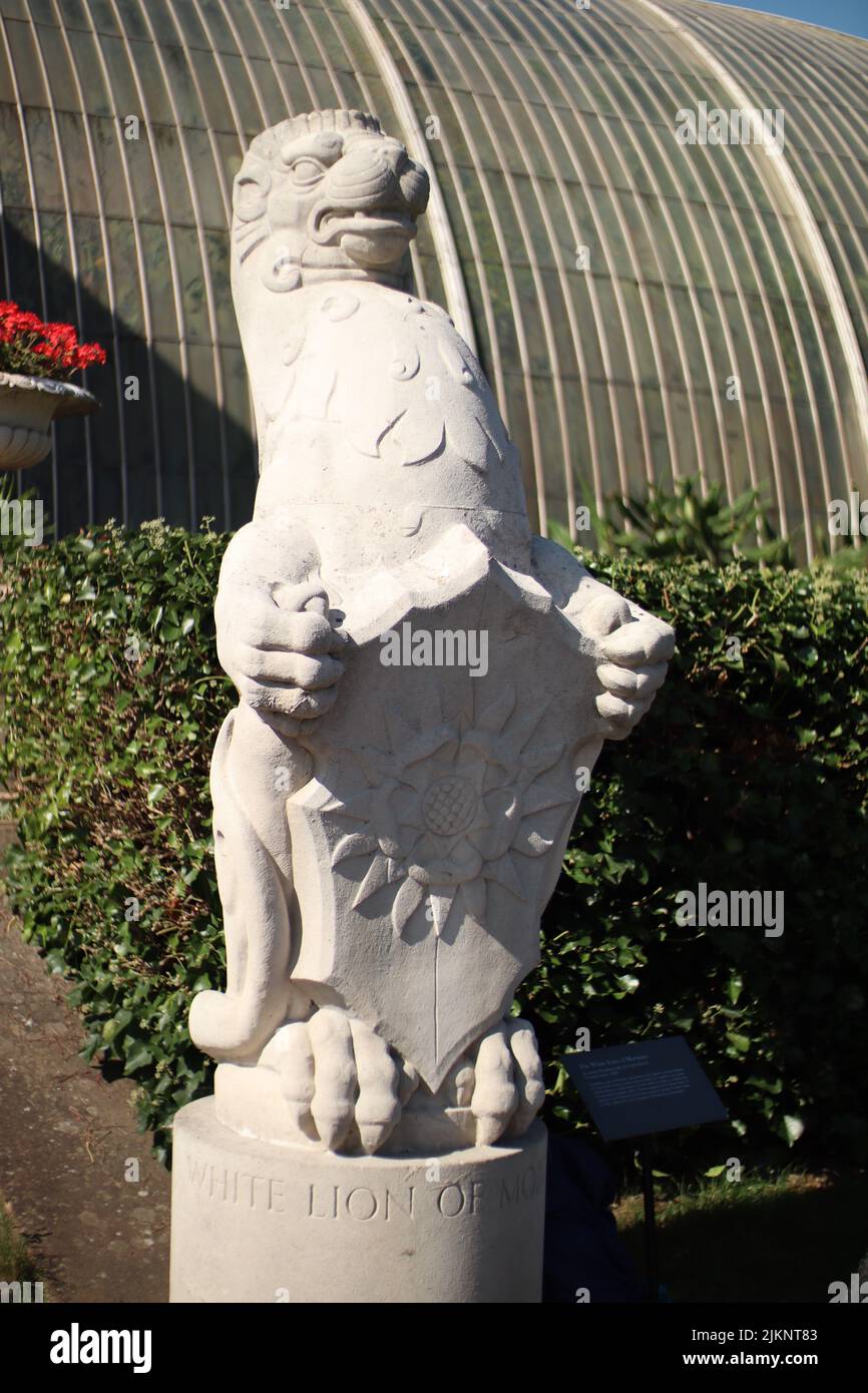 Eine vertikale Aufnahme von weißen Skulpturen in Kew Garden, London, Großbritannien Stockfoto