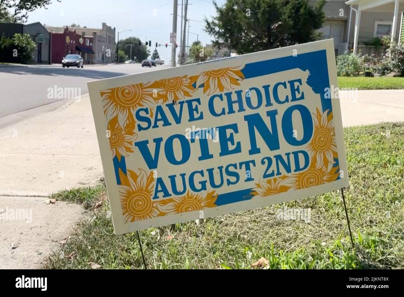 Ein Zeichen, das die Wähler zur Ablehnung einer staatlichen Verfassungsänderung auffordert, die erklärt, dass es kein Recht auf Abtreibung gibt, ist während der Primärwahlen und des Abtreibungsreferendums in einem Wahllokal des Wyandotte County in Kansas City, Kansas, USA, am 2. August 2022 zu sehen. REUTERS/Eric Cox Stockfoto