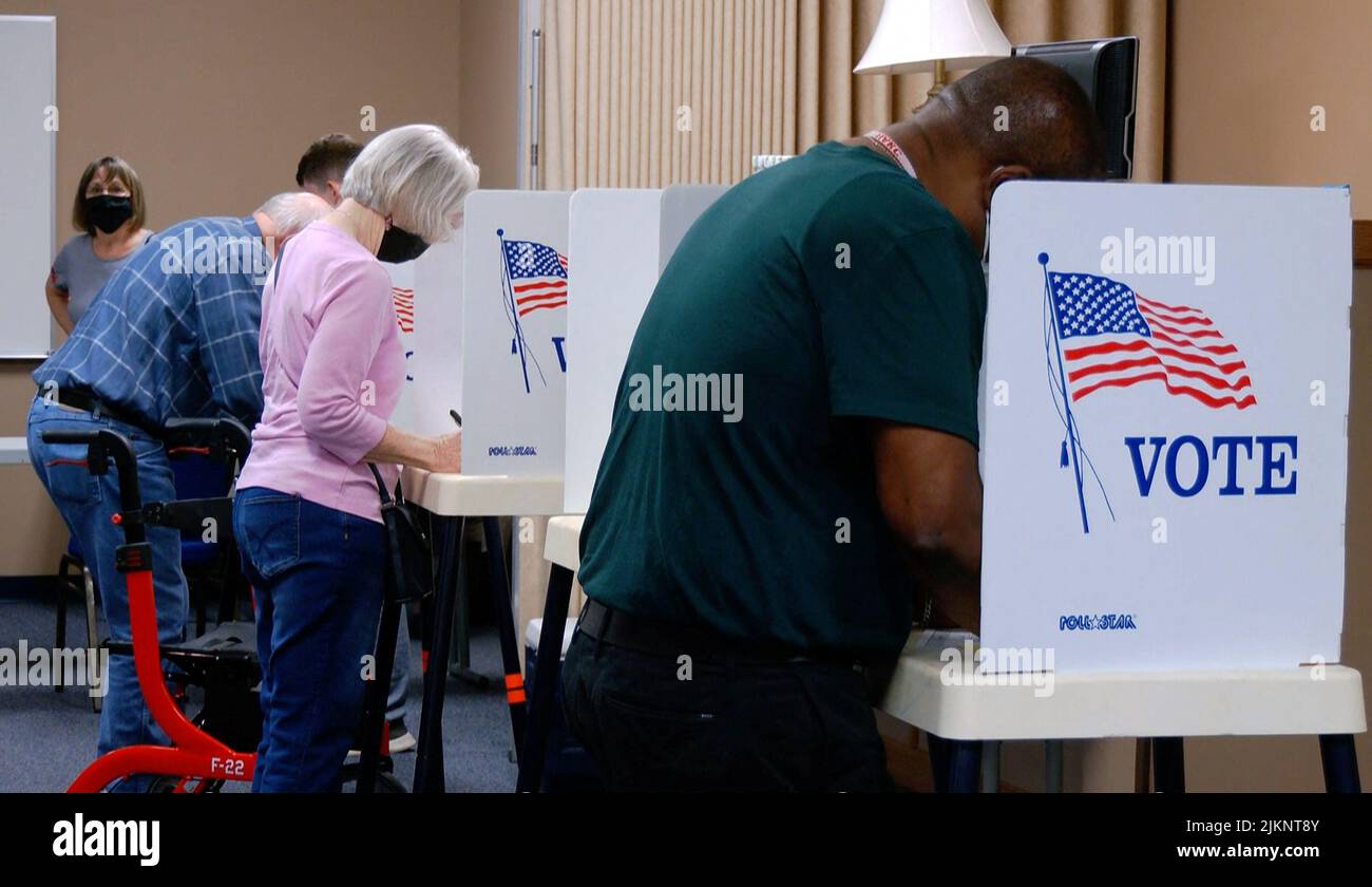 Die Wähler markieren ihre Stimmzettel während der Primärwahlen und des Abtreibungsreferendums in einem Wahllokal im Wyandotte County in Kansas City, Kansas, USA, 2. August 2022. REUTERS/Eric Cox Stockfoto