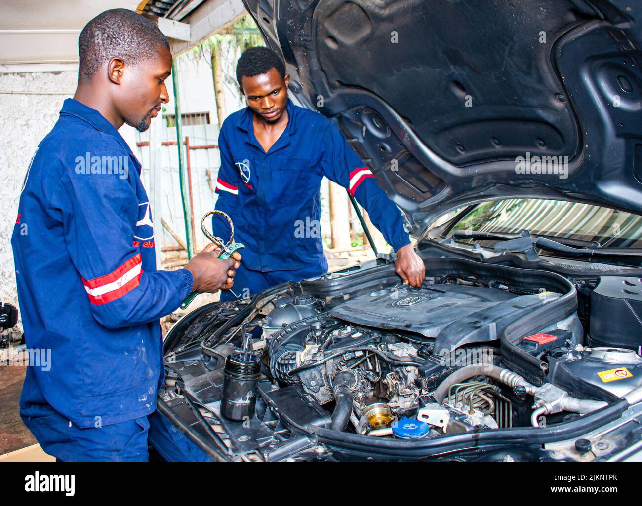 Die Automechaniker, die an dem Autotensystem in Simbabwe arbeiten Stockfoto