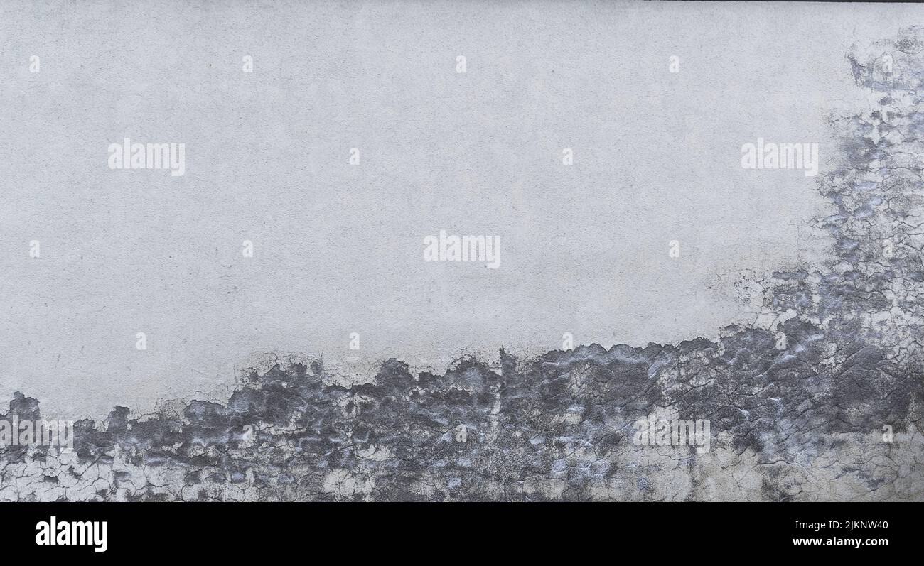 Eine Nahaufnahme einer weiß verwitterten Gebäudewand. Stockfoto