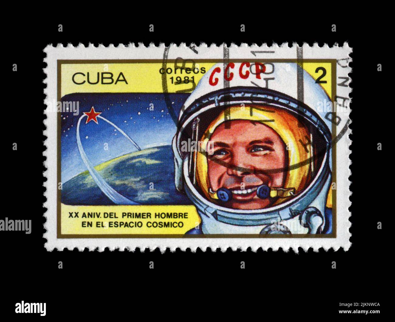 Yury Gagarin, erster russischer, sowjetischer Raumfahrer-Shuttle-Orbit, um 1981. Vintage Post-Stempel isoliert auf schwarzem Hintergrund. Stockfoto