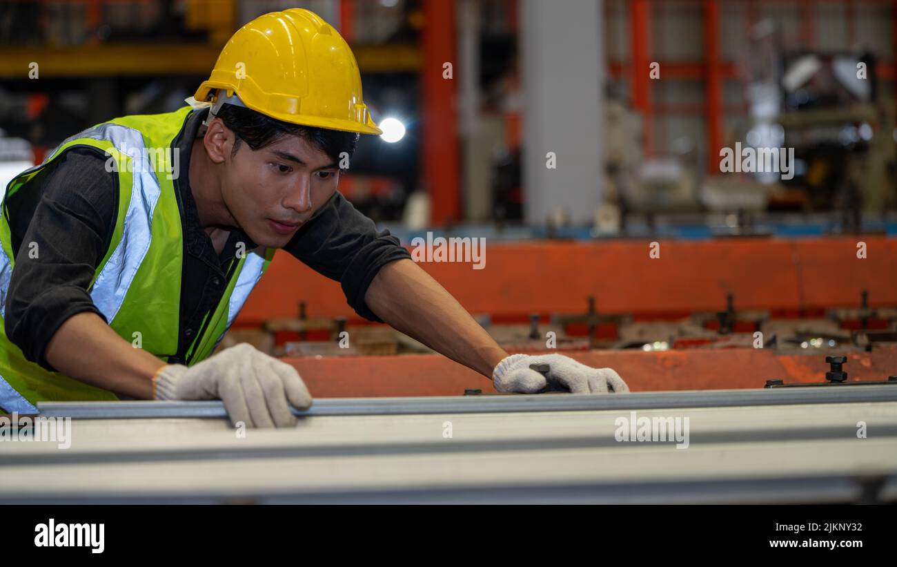 Asien Schwerindustrie Vorarbeiter faktorielle Arbeiter überprüfen Metallstahldach nach der Produktion in der Fabrik Produktionslinie Stockfoto