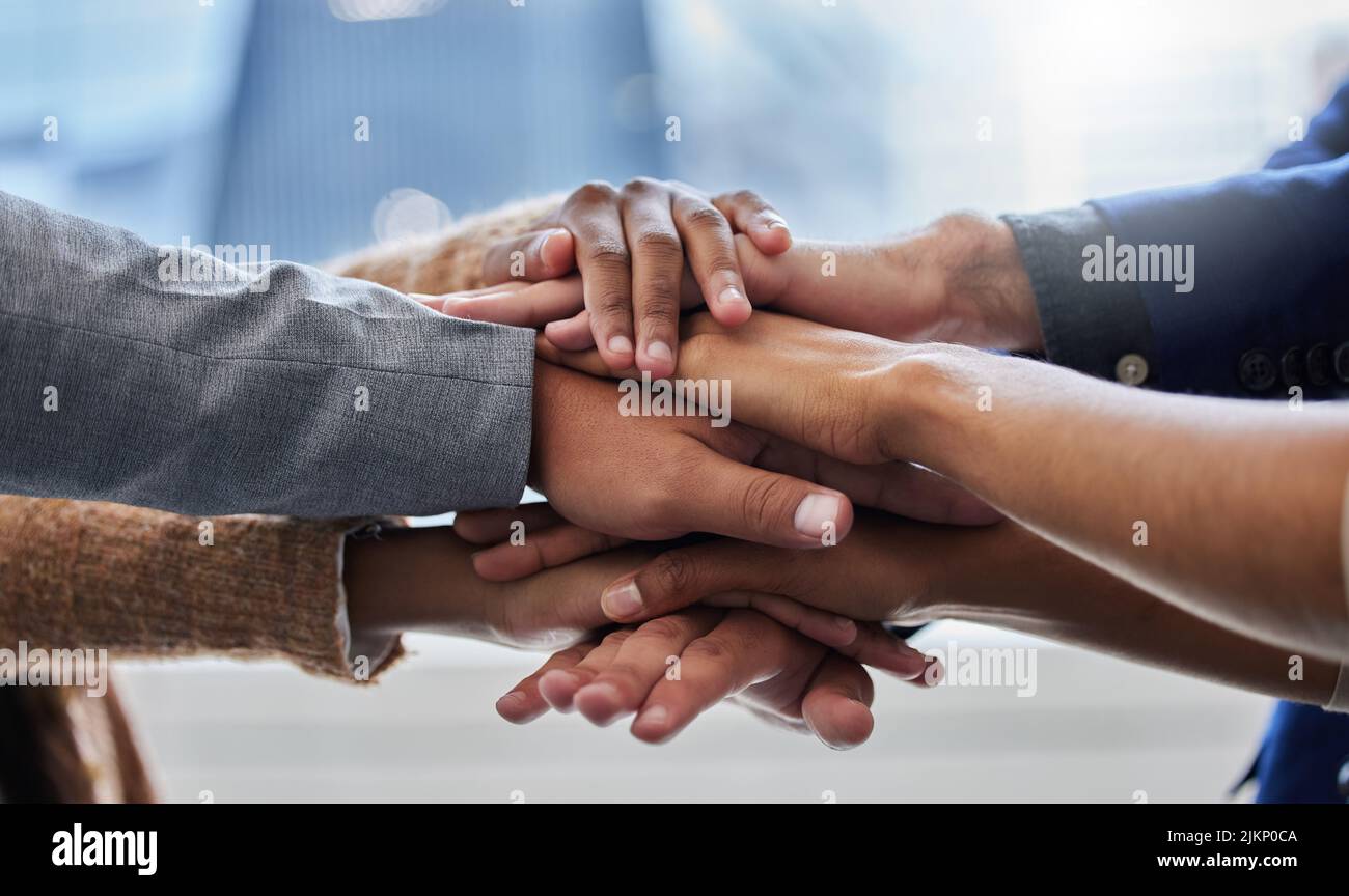 Mein Team ist meine Stärke. Eine Gruppe von Menschen mit gestapelten Händen. Stockfoto