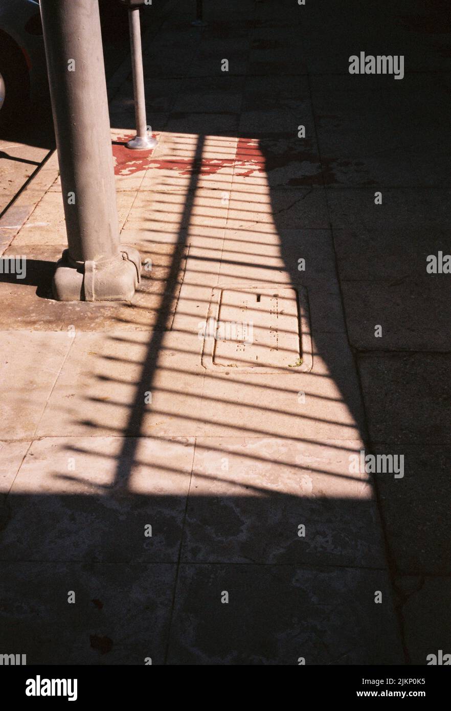 Ein Schatten von Geländern auf dem Boden in Los Angeles Stockfoto