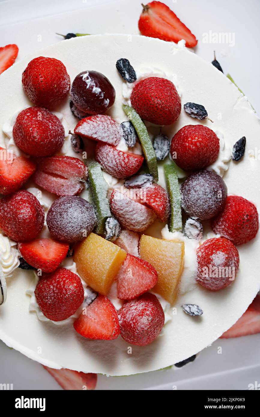 Eine Nahaufnahme einer Frucht Top weißen Creme leckeren hausgemachten Kuchen Stockfoto