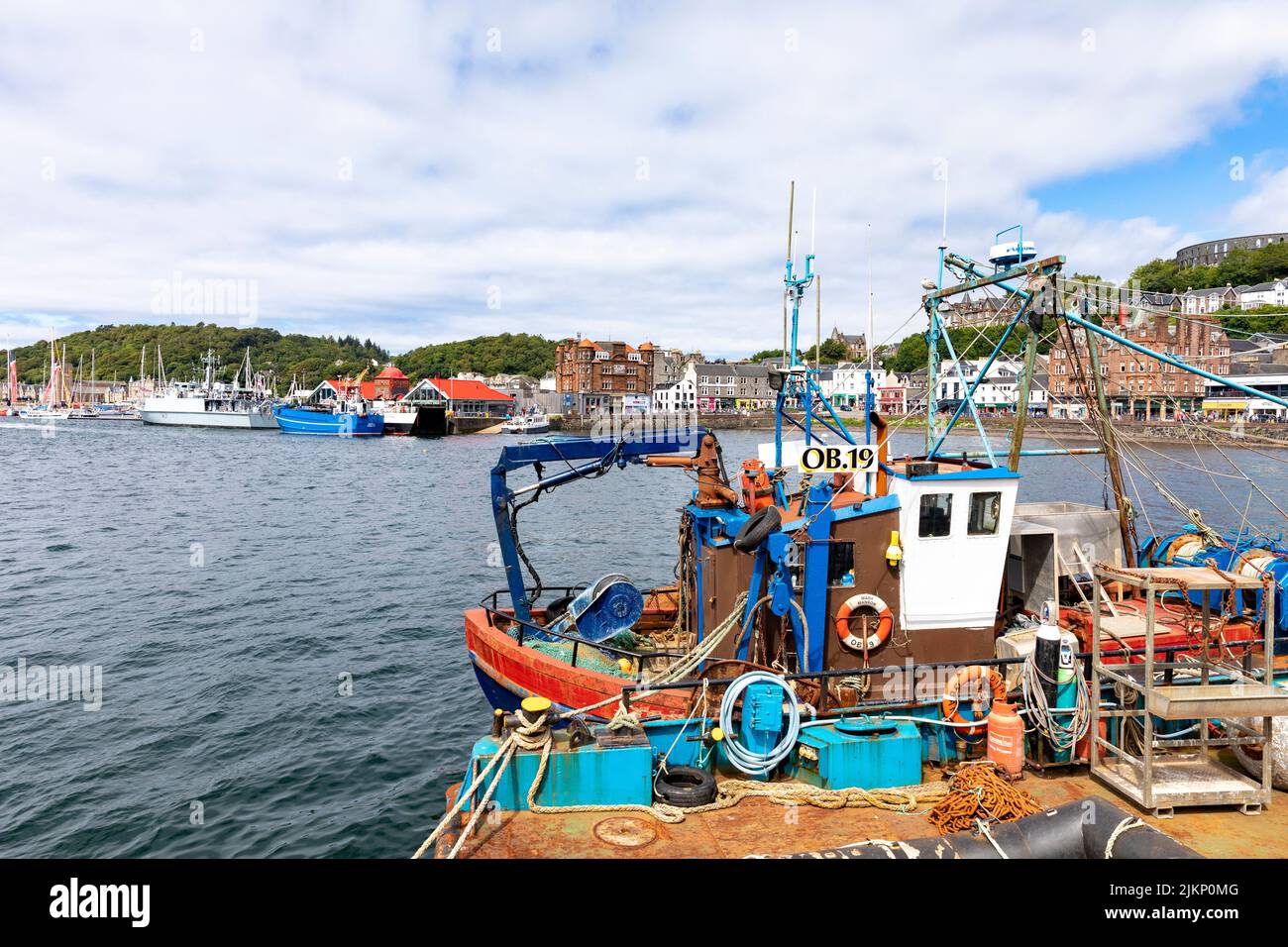 Oban, Ferienort an der Westküste Schottlands, Fischerhafen und Fischerboote an der Kaimauer, Oban, Schottland, UK Sommer 2022 Stockfoto