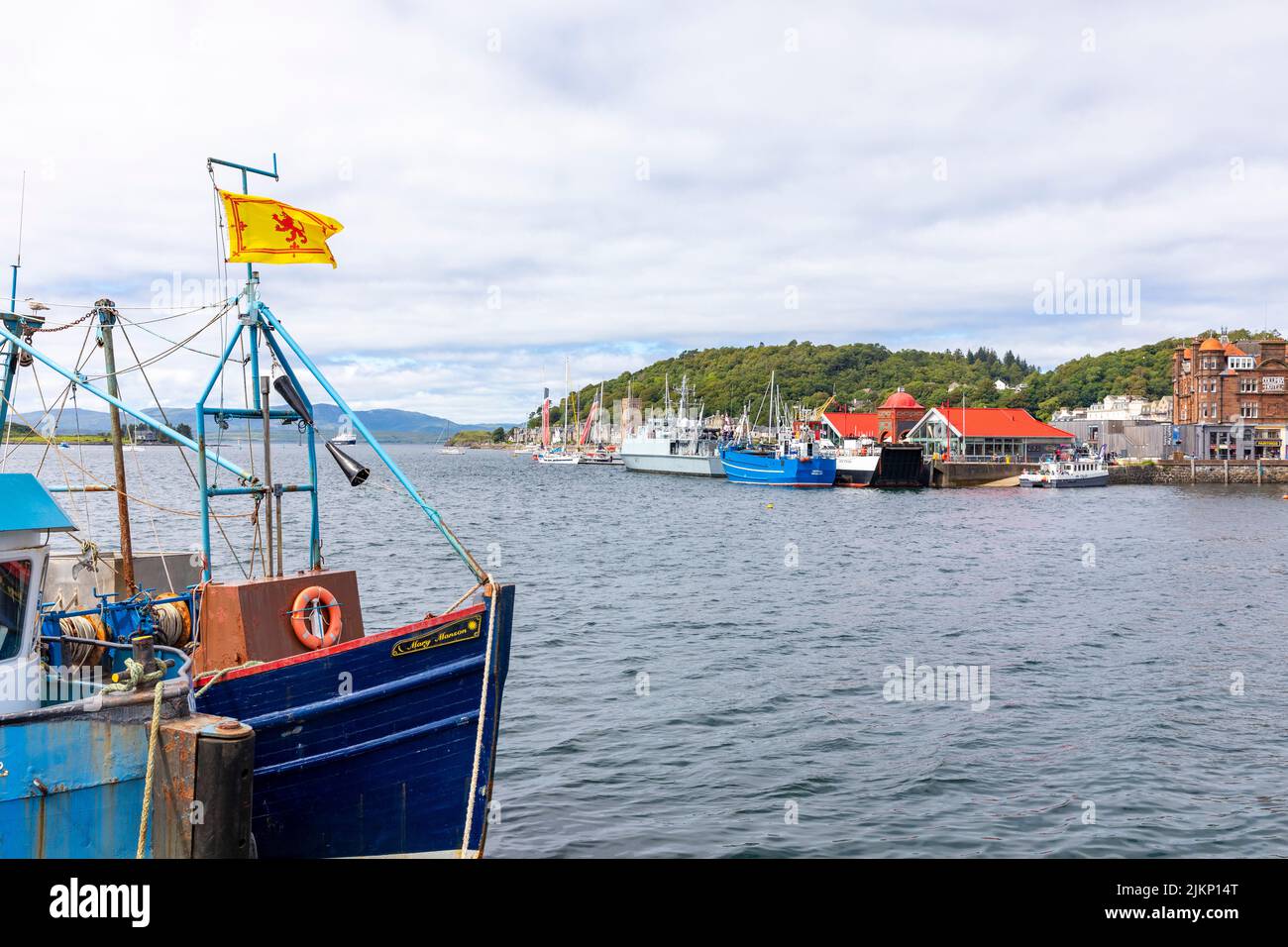 Oban, Ferienort an der Westküste Schottlands, Fischerhafen und Fischerboote an der Kaimauer, Oban, Schottland, UK Sommer 2022 Stockfoto