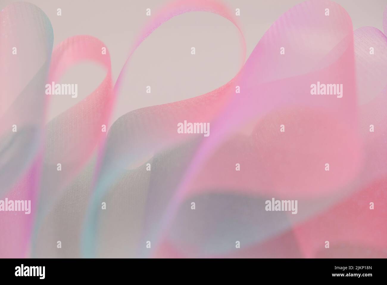 Stoff Hintergrund.Wallpaper malve Telefon.Tüll Gradient Textur. Rosa Stoff mit Verläufen. Textur mit schillernden Wellen und Falten. Stockfoto