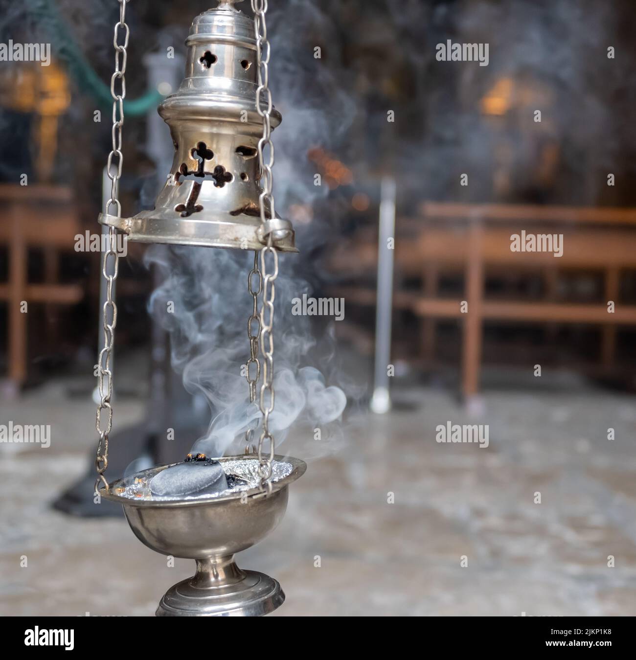 Hermoso incensario de plata encendido y repartiendo humo de incienso durante la semana santa de Valladolid, España Stockfoto