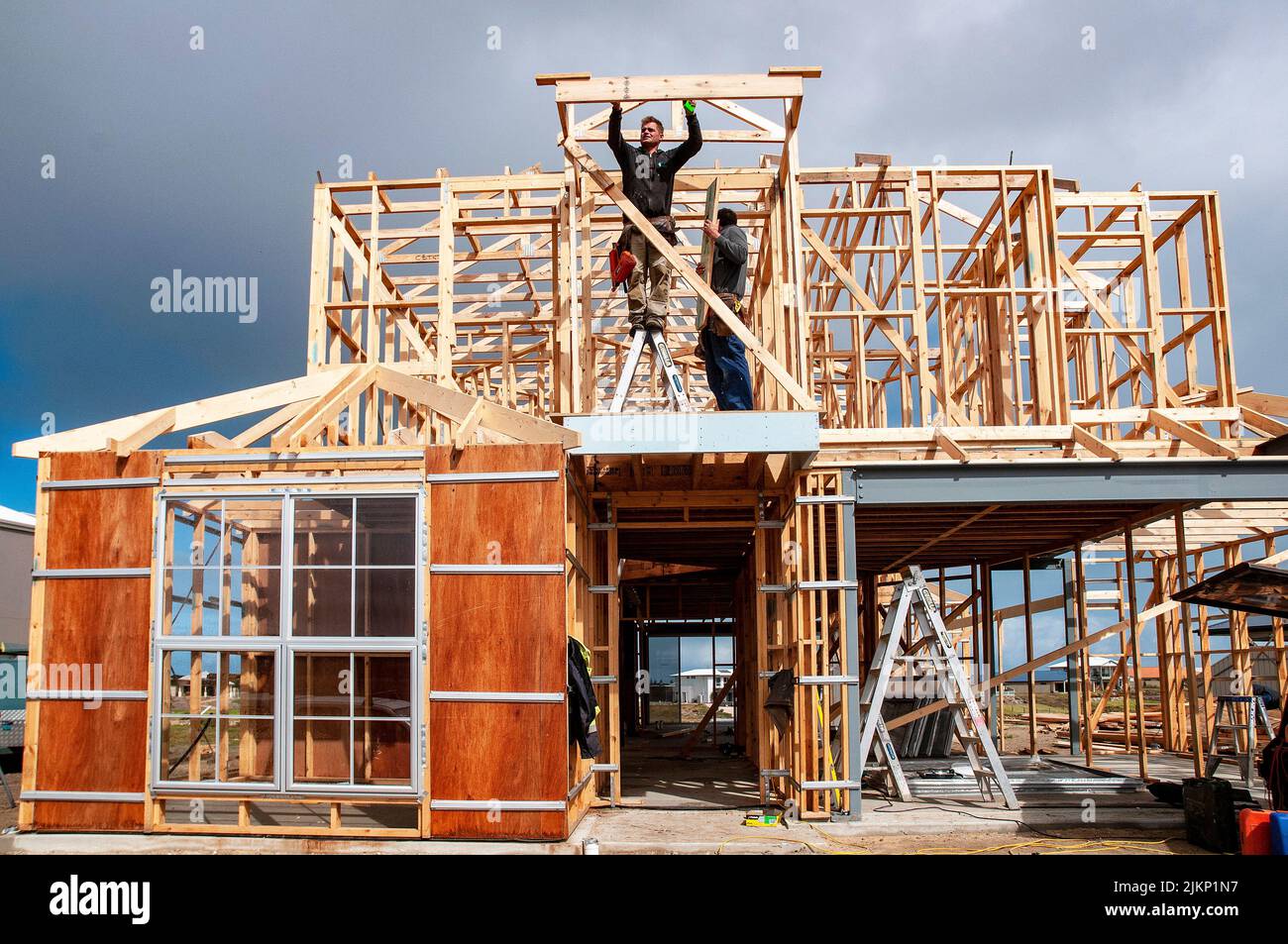 Zimmermann baut ein Fachwerkhaus in Südaustralien Stockfoto