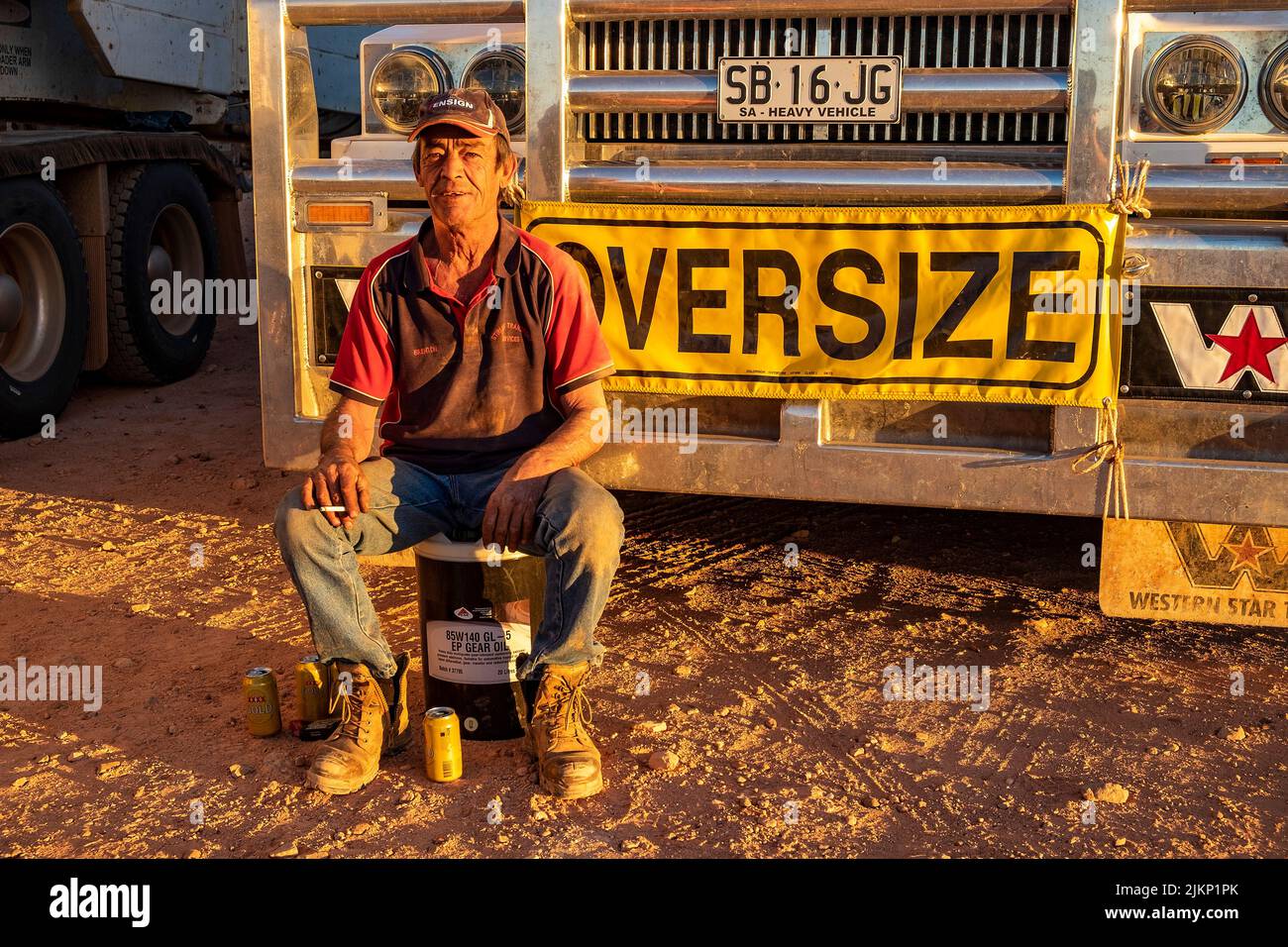 Ein LKW-Fahrer wartet auf eine Ladung auf dem LKW-Park vor der Opal-Bergbaustadt Coober Pedy in Südaustralien Stockfoto