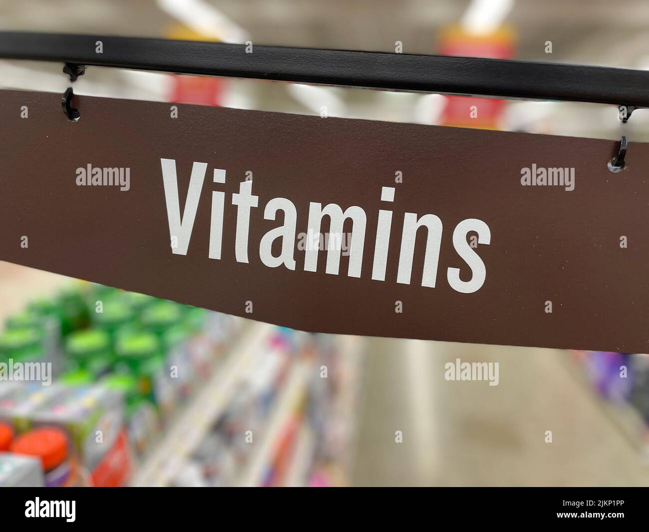 Ein „Vitamine“-Banner in einem Geschäft Stockfoto