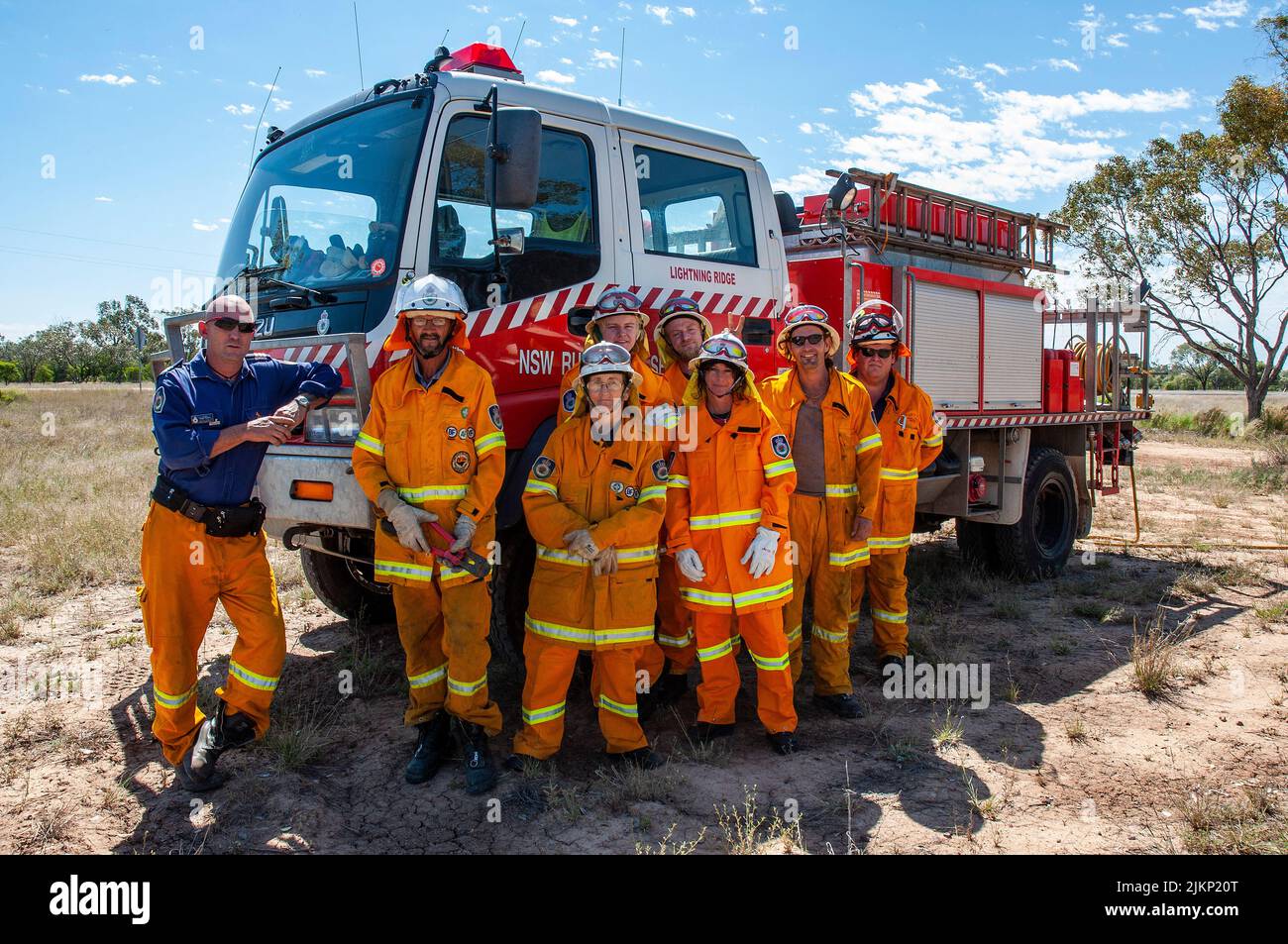 Ehrenamtliche Mitarbeiter der Feuerwehr des Landes bei einer Schulung am Sonntagmorgen mit ihrem leitenden Vorgesetzten in New South Wales, Australien Stockfoto