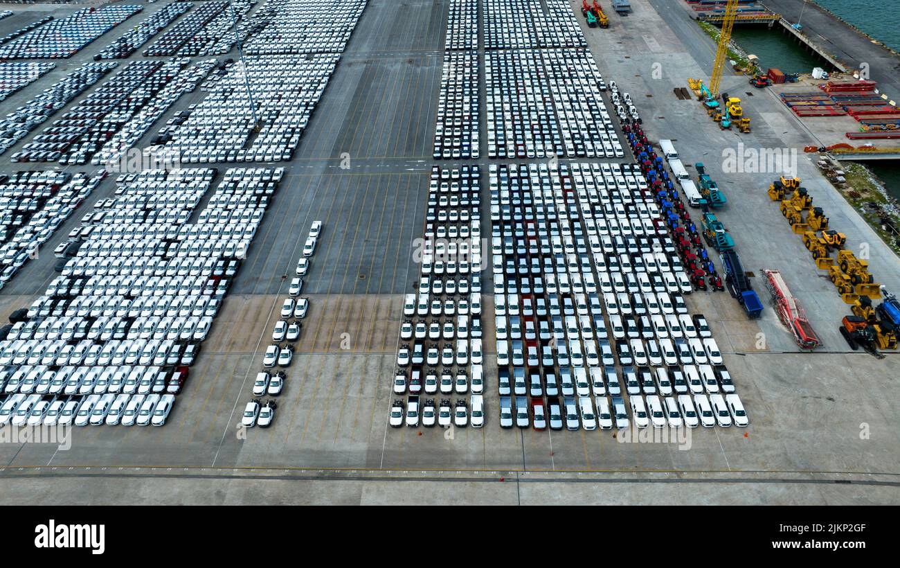 Viele neue Autos Parkplatz für Schiff zum Händler oder Kunden, Autos für den Versand zu RO-RO Schiff für Import Export Frachtspedition Schiff, Logistik-Transport Stockfoto