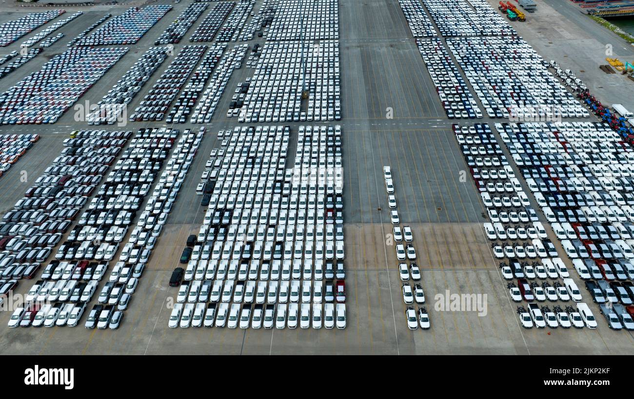 Viele neue Autos Parkplatz für Schiff zum Händler oder Kunden, Autos für den Versand zu RO-RO Schiff für Import Export Frachtspedition Schiff, Logistik-Transport Stockfoto