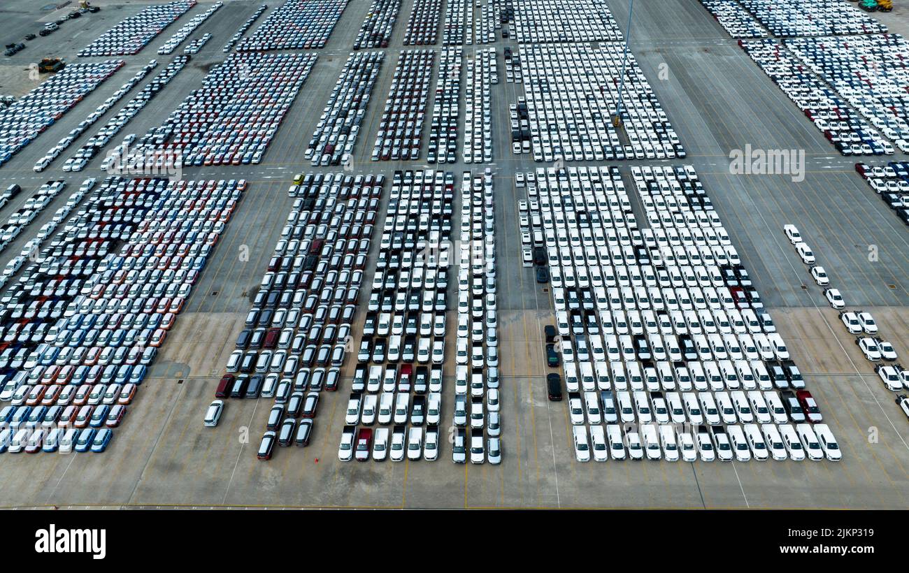 Viele neue Autos Parkplatz für Schiff zum Händler oder Kunden, Autos für den Versand zu RO-RO Schiff für Import Export Frachtspedition Schiff, Logistik-Transport Stockfoto