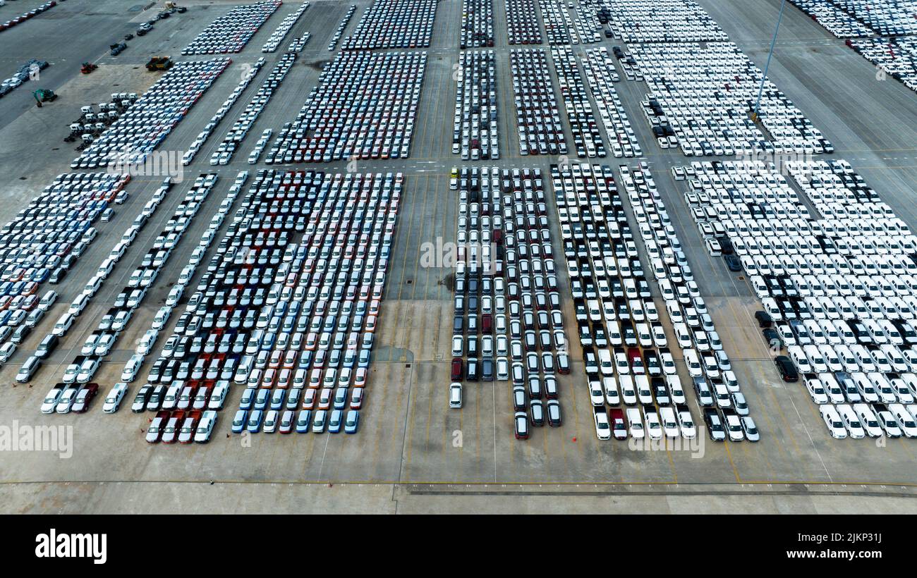 Viele neue Autos Parkplatz für Schiff zum Händler oder Kunden, Autos für den Versand zu RO-RO Schiff für Import Export Frachtspedition Schiff, Logistik-Transport Stockfoto