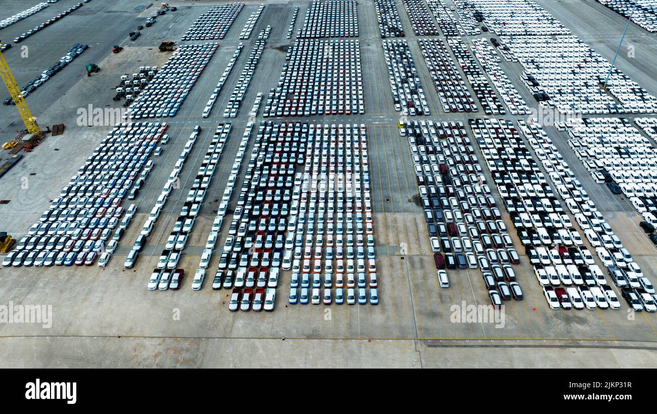 Viele neue Autos Parkplatz für Schiff zum Händler oder Kunden, Autos für den Versand zu RO-RO Schiff für Import Export Frachtspedition Schiff, Logistik-Transport Stockfoto