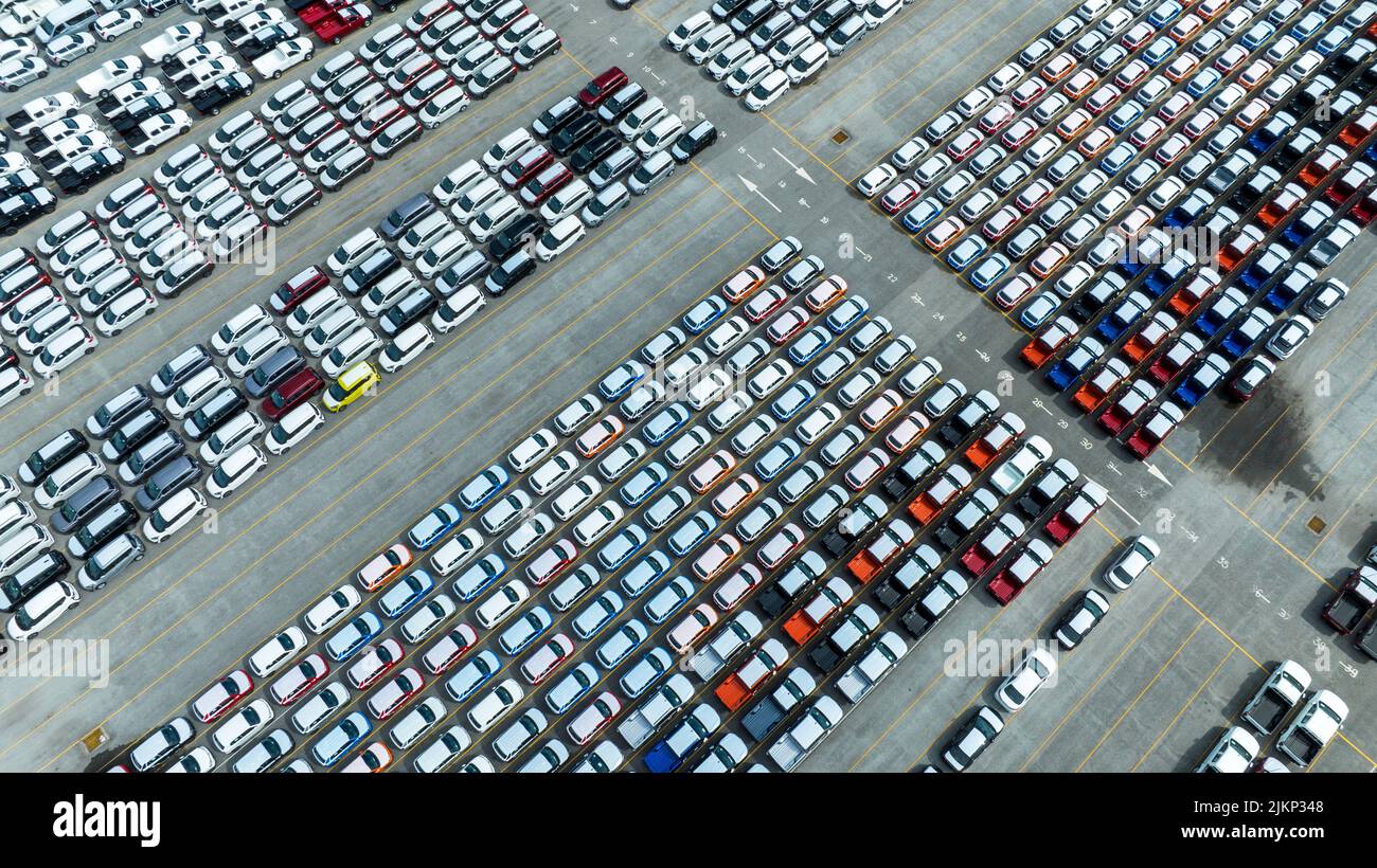 Viele neue Autos Parkplatz für Schiff zum Händler oder Kunden, Autos für den Versand zu RO-RO Schiff für Import Export Frachtspedition Schiff, Logistik-Transport Stockfoto