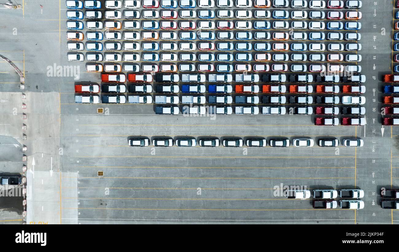 Viele neue Autos Parkplatz für Schiff zum Händler oder Kunden, Autos für den Versand zu RO-RO Schiff für Import Export Frachtspedition Schiff, Logistik-Transport Stockfoto