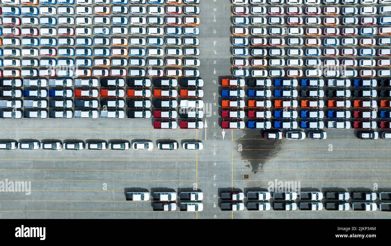 Viele neue Autos Parkplatz für Schiff zum Händler oder Kunden, Autos für den Versand zu RO-RO Schiff für Import Export Frachtspedition Schiff, Logistik-Transport Stockfoto