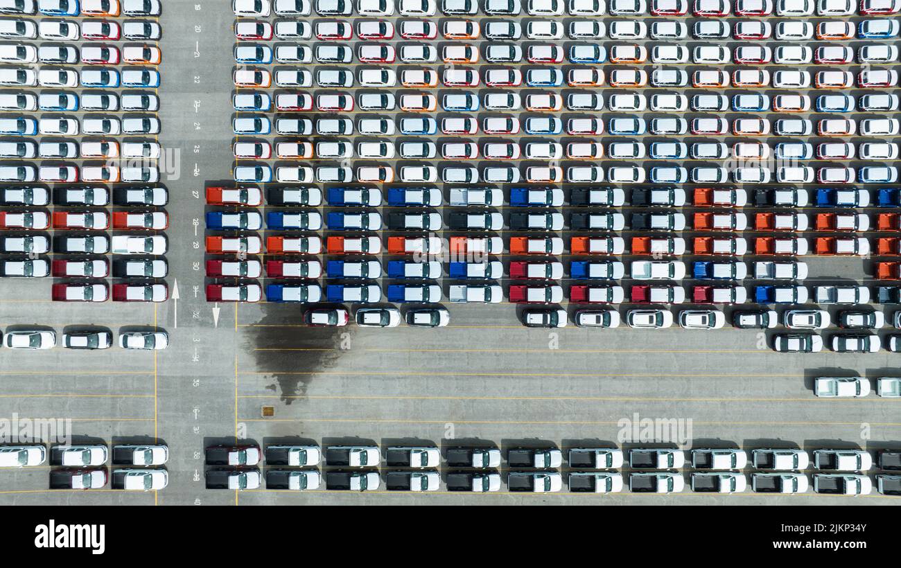 Viele neue Autos Parkplatz für Schiff zum Händler oder Kunden, Autos für den Versand zu RO-RO Schiff für Import Export Frachtspedition Schiff, Logistik-Transport Stockfoto