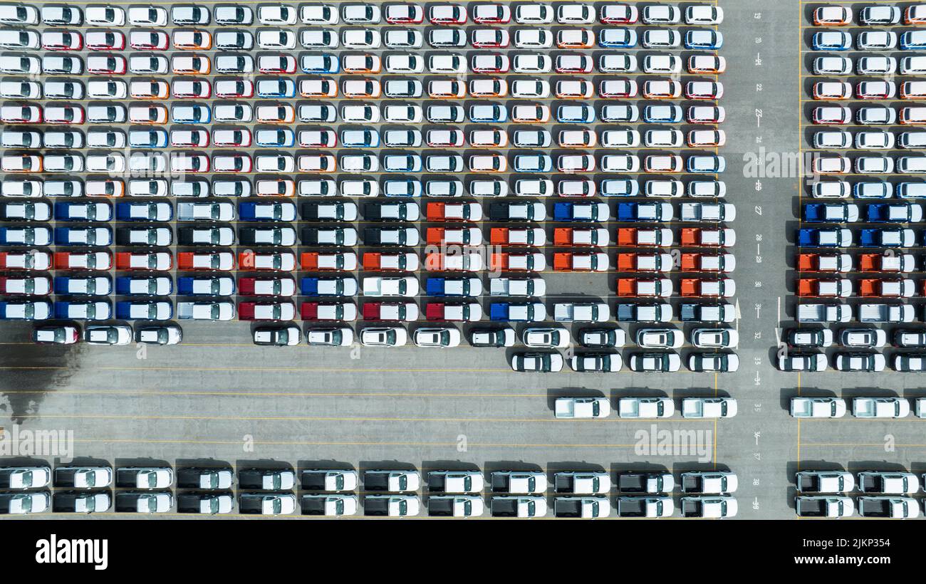 Viele neue Autos Parkplatz für Schiff zum Händler oder Kunden, Autos für den Versand zu RO-RO Schiff für Import Export Frachtspedition Schiff, Logistik-Transport Stockfoto