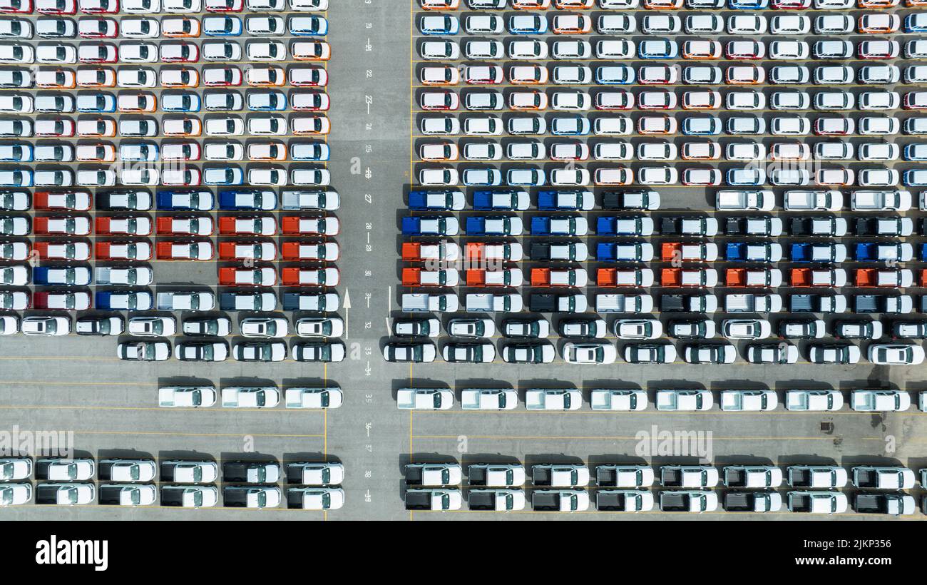 Viele neue Autos Parkplatz für Schiff zum Händler oder Kunden, Autos für den Versand zu RO-RO Schiff für Import Export Frachtspedition Schiff, Logistik-Transport Stockfoto