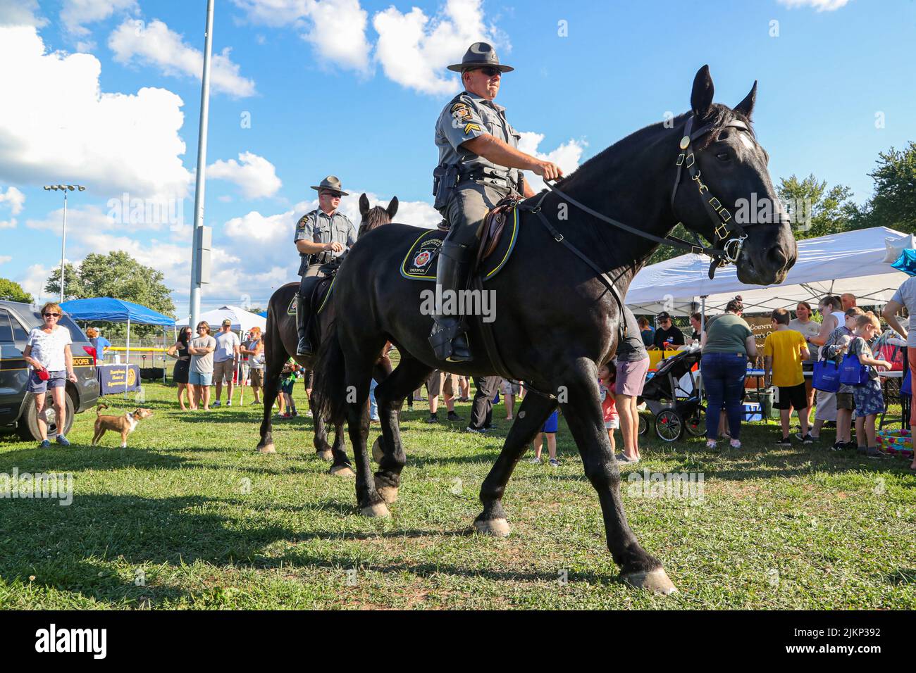 Danville, Usa. 02. August 2022. Berittene Polizeitruppen der Pennsylvania State Police reiten auf Pferden bei einer National Night Out Veranstaltung auf dem Washies Playground in Danville. Polizeibehörden, Feuerwehrfirmen und Regierungsbehörden nahmen an einer National Night Out Veranstaltung auf dem Washies Playground in Danville, Pennsylvania, Teil. National Night Out ist eine jährliche Kampagne zum Aufbau von Gemeinden, die Partnerschaften zwischen Polizei und Gemeinde fördert. Es findet am ersten Dienstag im August statt. Kredit: SOPA Images Limited/Alamy Live Nachrichten Stockfoto