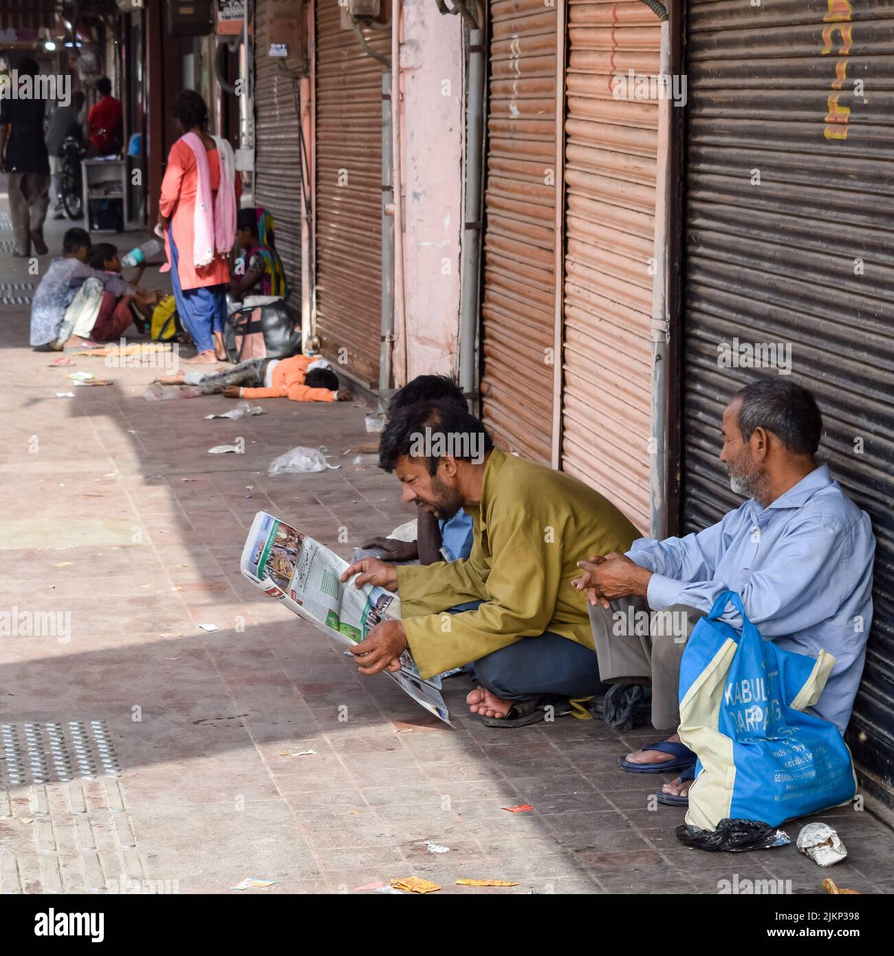 Old Delhi, Indien, 15. April 2022 - nicht identifizierte Gruppe von Männern, die durch die Straßen von Old Delhi gehen, Street Photography of Chandni Chowk Market of Old Delhi Stockfoto