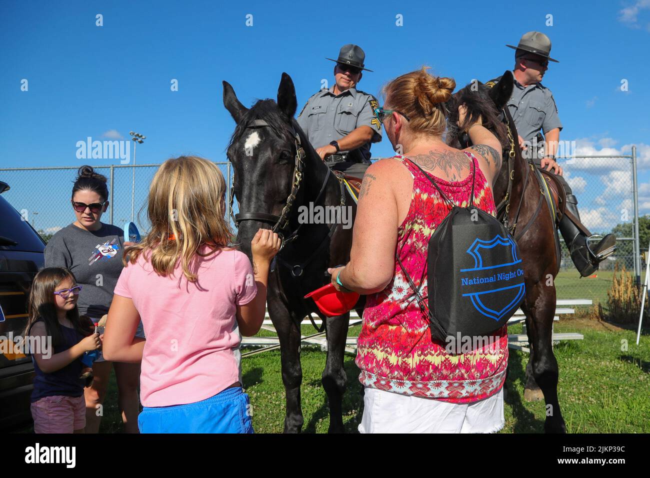 Danville, Usa. 02. August 2022. Menschen streicheln Pferde der Pennsylvania State Police während einer National Night Out Veranstaltung auf dem Washies Playground in Danville, Pennsylvania. Polizeibehörden, Feuerwehrfirmen und Regierungsbehörden nahmen an einer National Night Out Veranstaltung auf dem Washies Playground in Danville, Pennsylvania, Teil. National Night Out ist eine jährliche Kampagne zum Aufbau von Gemeinden, die Partnerschaften zwischen Polizei und Gemeinde fördert. Es findet am ersten Dienstag im August statt. Kredit: SOPA Images Limited/Alamy Live Nachrichten Stockfoto