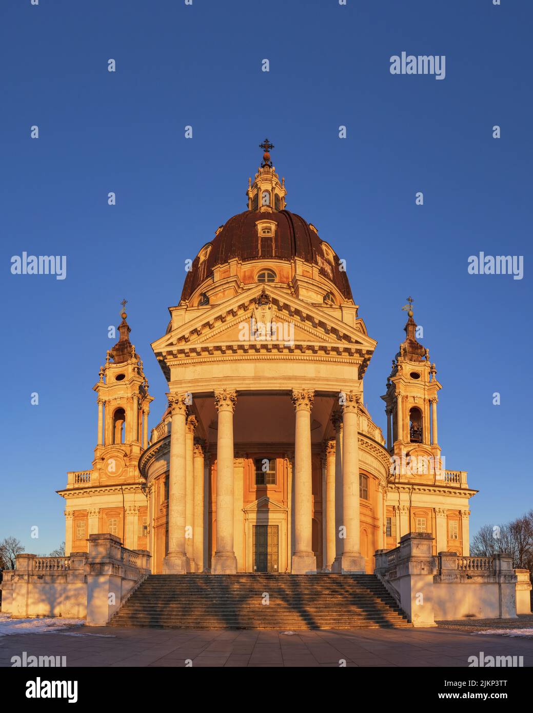 Eine vertikale Aufnahme der Basilika von Superga unter klarem Himmel bei Tageslicht, Italien Stockfoto
