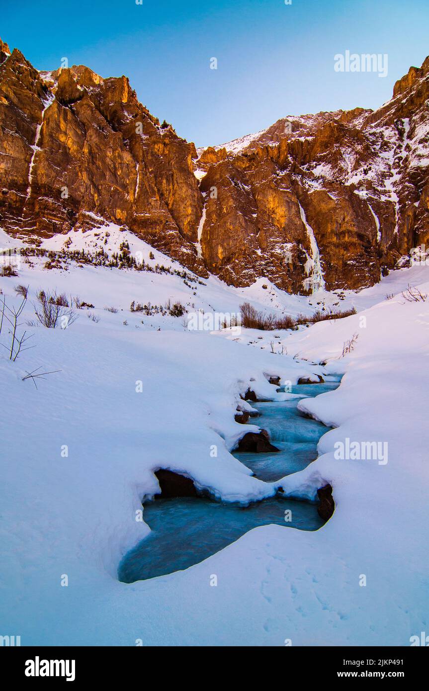 Fünf gefrorene Wasserfälle und ein gefrorener See in den Schweizer Bergen, Adelboden, Bern, Schweiz Stockfoto