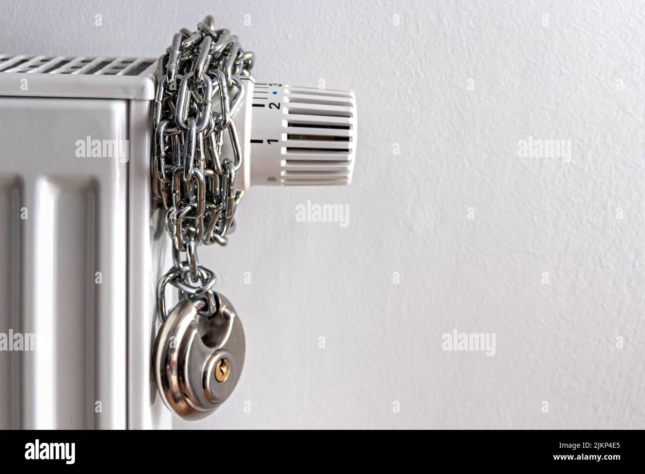 Ein Thermostat aus Heizelement, das mit einer Kette und einem