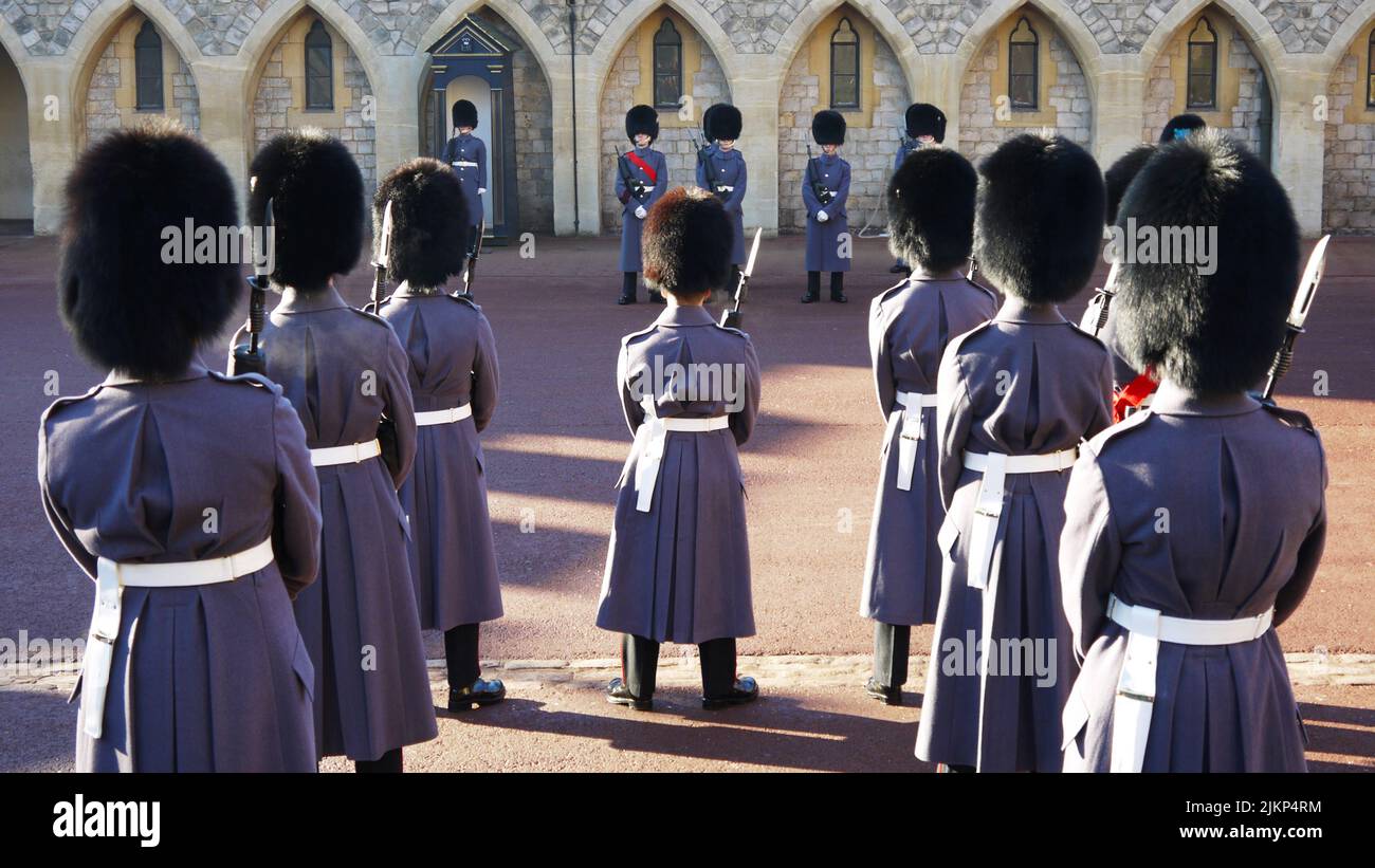 Die Grenadier Guards in lila Uniformen im Schloss Windsor in London, Großbritannien Stockfoto