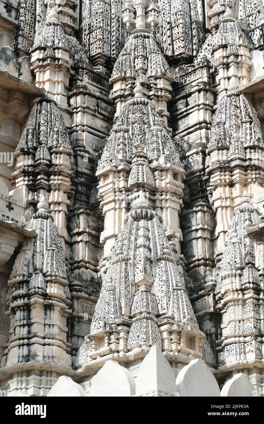 Eine vertikale Aufnahme von komplizierten modellierten Äußeren des Ranakpur Jain-Tempels in Indien Stockfoto