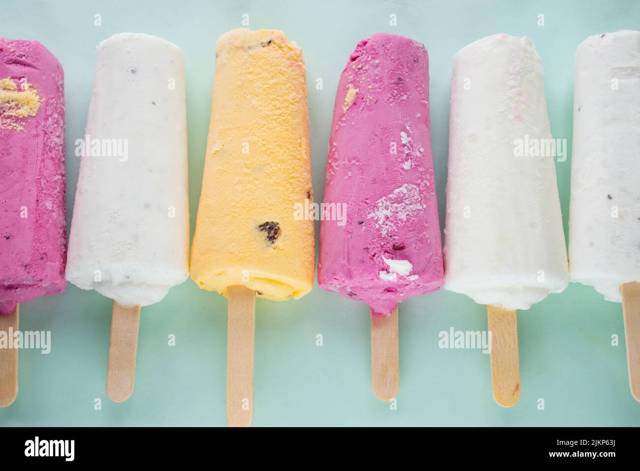 Eine Nahaufnahme von Eisceram auf blauem Hintergrund Stockfoto
