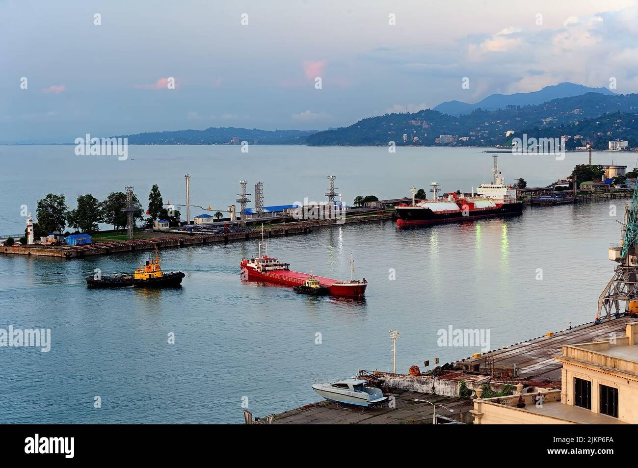 Schiffe, die im Hafen von Batumi in Georgien manövrieren Stockfoto