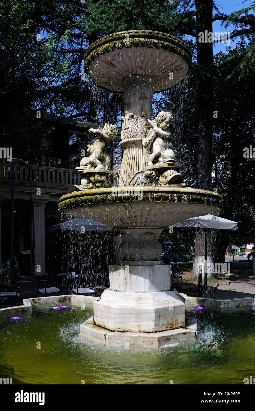 Traditioneller Brunnen mit mehreren Ebenen in einem Park in Batumi Georgia Stockfoto