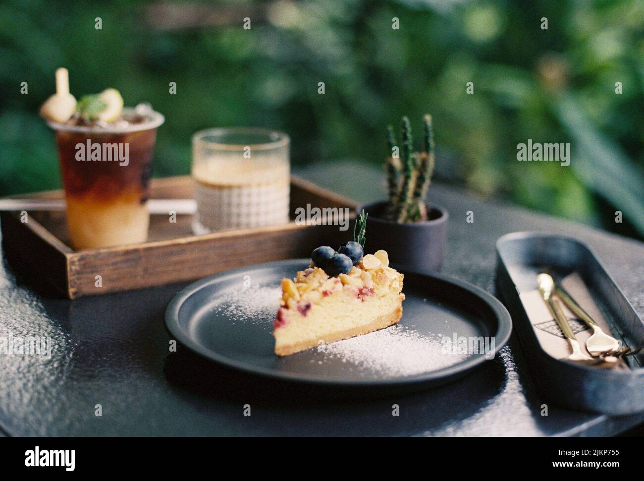 Eine Nahaufnahme eines Stückes Kuchen auf schwarzem Teller Stockfoto